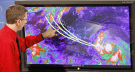 El doctor Rick Knabb, director del Centro Nacional de Huracanes, muestra algunas de las posibles trayectorias que tomaría la tormenta tropical Isaac en los próximos días, el miércoles 22 de agosto del 2012, en el centro con sede en Miami. Por otro lado, los meteorólogos advertían en la madrugada del jueves 23 sobre una depresión tropical que se foma en el Océano Atlántico que se prevé cobrará fuerza. (Foto AP/Alan Diaz)