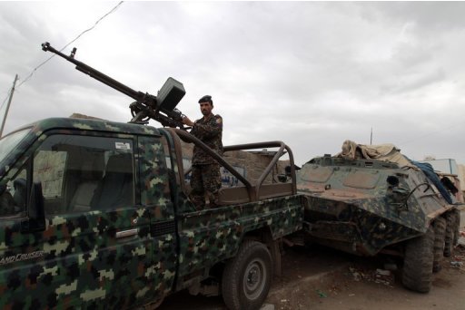 Soldado iemenita em posto de controle perto da embaixada americana em Sanaa