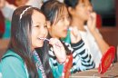 　潔牙習慣 從小開始▲牙醫師公會全國聯合會26日舉辦「2010年全民口腔健康周」活動，現場也找來小朋友與老師一同刷牙，倡導正確的刷牙方法。（陳信翰攝）