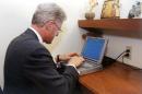 Former US President Bill Clinton preparing an e-mail on November 6, 1998 in Arkansas