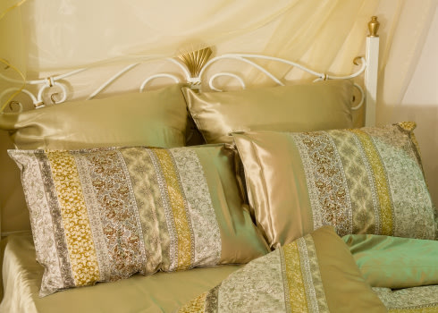 مفارش السرير الحريرية:عادت موضة مفارش السرير الحرارية بعدة ألوان أو بلون موحد.