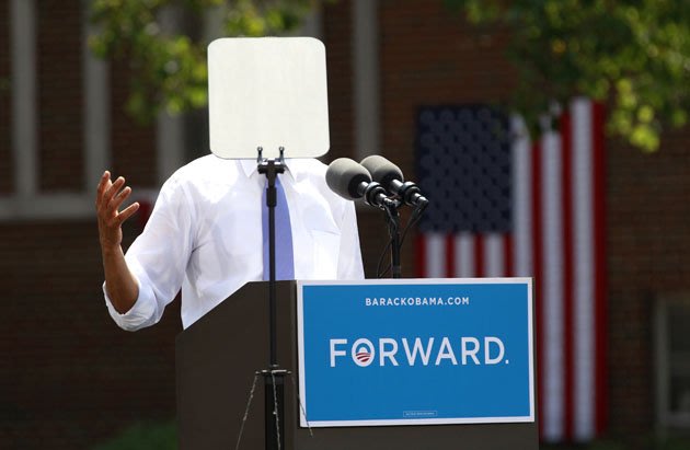 شاشة لعرض الكلمات تغطي وجه أوباما خلال إلقاءه كلمة في ولاية أواهيو في أثناء حملته الانتخابية