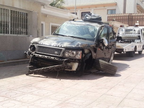 السعوديون يتداولون صورة سيارة الوليد بعد الحادث A0BhcjnCIAAUV4O-jpg-large---Copy-jpg_192616