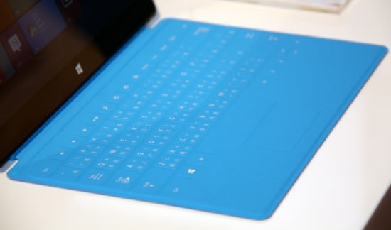 主打娛樂功能的Surface RT機身厚度僅9.3mm、即使搭配Touch Cover觸控鍵盤保護蓋使用，攜帶上負擔也不大