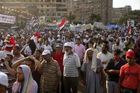 مصر تستعد لمظاهرات مؤيدة ومعارضة وقاضي التحقيق يأمر بحبس مرسي احتياطيا 2013-07-26T101716Z_2_ACAE96P0PTR00_RTROPTP_2_OEGTP-EGYPT-PROTESTS-MN7