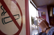 Πρόστιμα έως 500 ευρώ σε όσους καπνίζουν σε δημόσιους χώρους