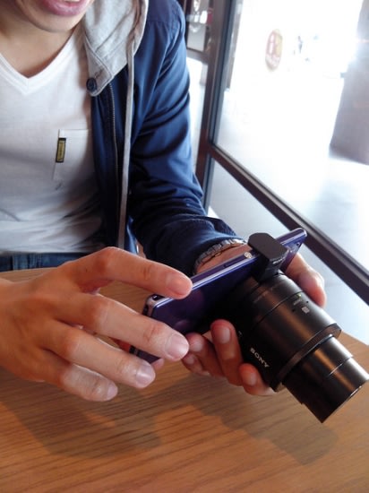 ▲在Xperia Z1安裝好鏡頭之後的樣子，可以根據拍攝狀況活用，讓鏡頭是否安裝在手機上。