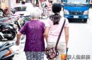 台灣老年人自殺率持續偏高，精神科醫師特別呼籲，民眾除了陪伴、關懷家中長輩外，更應多關懷鄰里間需要幫助的長者。（攝影／黃志文）