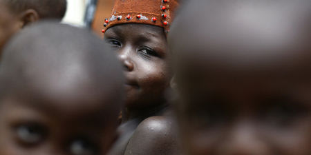 En Afrique, les mères - face au sida - bénéficient de la prévention de la transmission à l'enfant (ici, des enfants dans une clinique à Kampala)