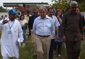 Head of the UNHCR Antonio Guterres (C) and Pakistan's …