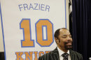 El jugador del Salón de la Fama de los Knicks de Nueva York, Walt "Clyde" Frazier, ante la prensa previo al partido de los Knicks contra los Bucks de Milwaukee, el viernes 5 de abril de 2013, en Nueva York. (Foto AP/Frank Franklin II)