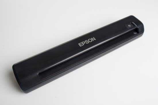 ▲ EPSON DS-30 僅有黑色款，外型大約是一個摺疊傘大小