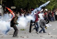 Demonstrators clash with Turkish riot police during a protest against Turkey's Prime Minister Tayyip Erdogan and his ruling AK Party in central Ankara June 2, 2013. REUTERS/Umit Bektas