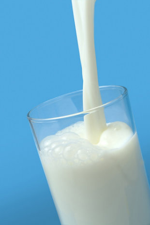 4 dưỡng chất cần thiết cho cơ thể bé Webtretho_4duongchat_milk_495