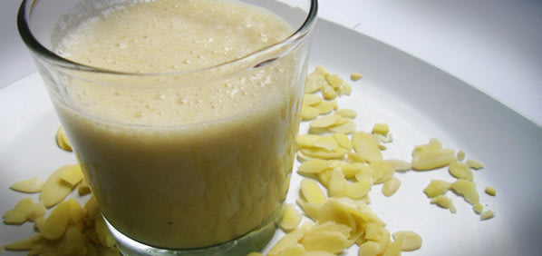 banana-almond-smoothie