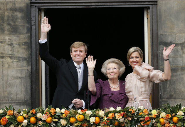 Dutch King Willem-Alexander, Queen Maxima, right, and Princess Beatrix appear on the balcony of the Royal Palace in Amsterdam, The Netherlands, Tuesday April 30, 2013. Around a million people are expected to descend on the Dutch capital for a huge street party to celebrate the first new Dutch monarch in 33 years. (AP Photo/Daniel Ochoa de Olza)