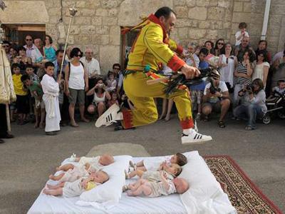 Aneh, Spanyol Punya Tradisi Melompat di Atas Anak-anak Bayi