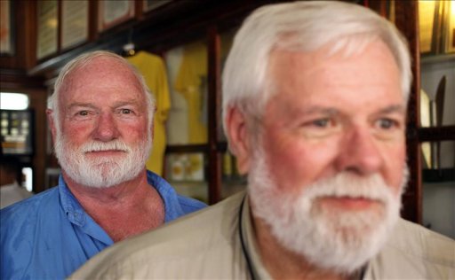 Tomas Mitchell (i) y Gregory Fawcett (d), dos de los "dobles" del escritor estadounidense Ernest Hemingway, posan el 20 de junio de 2013, en La Bodeguita del Medio en La Habana (Cuba). EFE