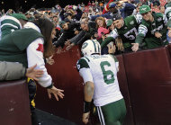 El quarterback de los Jets de Nueva York, Mark Sánchez, es felicitado por los espectadores, al abandonar el terreno luego de la victoria sobre los Redskins de Washington, el domingo 4 de diciembre del 2011 (AP Foto/Nick Wass)