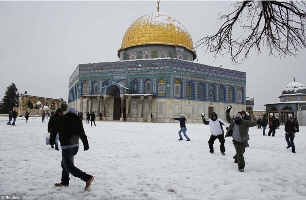 الثلوج تغطي المسجد الاقصى Article-2260223-16DB7889000005DC-908-964x631-jpg_222833