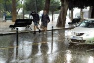 La Agencia Estatal de Meteorología (AEMT) ha emitido un aviso de nivel naranja (riesgo importante) para Tenerife, porque se prevé que a lo largo de esta noche se produzcan precipitaciones de hasta 47 litros/m2 a la hora. EFE/Archivo
