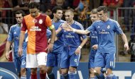 El delantero francés del Real Madrid, Karim Benzemá (c), celebra con sus compañeros el quinto gol conseguido ante el Galatasaray, durante el primer partido del grupo B de la Liga de Campeones disputado en Estambul, Turquía. EFELos jugadores del Shakhtar Donetsk celebran el segundo gol ante la Real Sociedad, durante el partido de la Liga de Campeones disputado en el estadio de Anoeta, en San Sebastián. EFEEl delantero portugués del Real Madrid, Cristiano Ronaldo, sale del campo junto a Pepe (izda), con el balón tras conseguir marcar tres goles ante el Galatasaray, en el primer partido del grupo B de la Liga de Campeones disputado en Estambul, Turquía. EFE