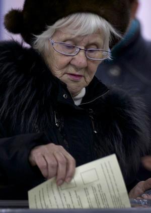 A woman casts her ballot at a polling station in Simferopol,&nbsp;&hellip;