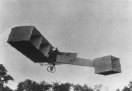 O pioneiro Santos Dummont em seu primeiro voo com o 14 Bis