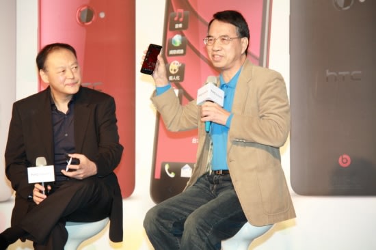 HTC執行長周永明（左）與中華電信董事長呂學錦大談蝴蝶機的設計理念