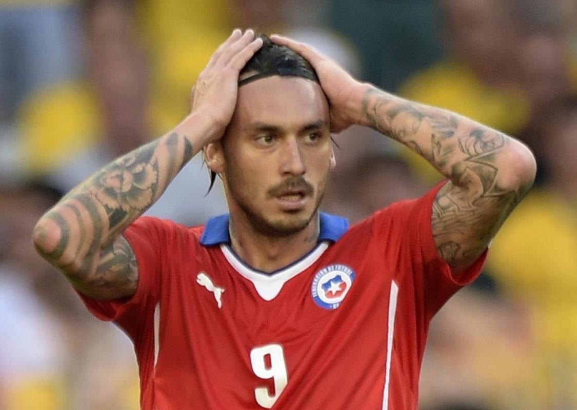 Chile&#39;s forward Mauricio Pinilla reacts after missing a goal opportunity during extra-time of the World Cup match against Brazil, at the Mineirao Stadium in Belo Horizonte, on June 28, 2014
