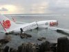 En una foto proporcionada por la Policía de Indonesia, los restos de un avión de la línea aérea Lion Air se encuentra en el agua tras salirse de la pista del aeropuerto de Bali, Indonesia el sábado 13 de abril de 2013. (AP Foto/Indonesian Police)