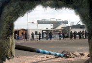 Policías antidisturbios vigilan el puerto de Safaga. EFE/Archivo