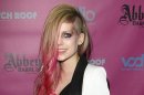 Avril Lavigne Akan Kenakan Baju Pengantin Yang Keren