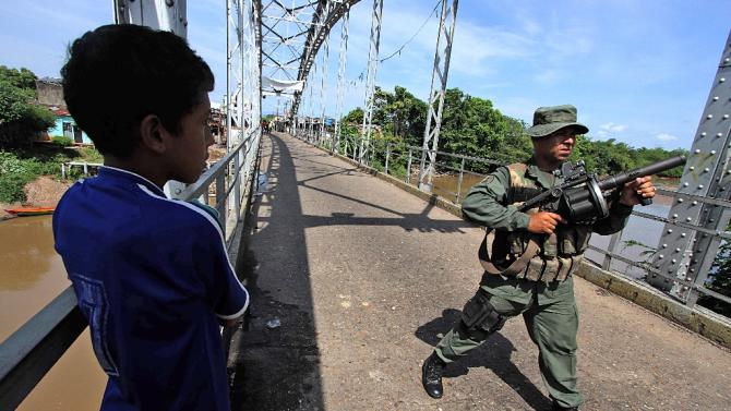 Venezuelan troops close the Venezuela-Colombia border in Boca de Grita, Tachira state, on August 21, 2015