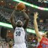 Zach Randolph (L) scored 19 points and 10 rebounds for the Memphis Grizzlies