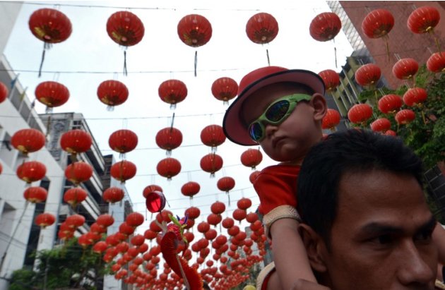 ويعتبر الصينيون عيد الربيع بمثابة النسخة الصينية لعيد الميلاد (الكريسماس) فى الغرب؛ فهو أهم عيد فى السنة، واليوم الذى يلتقى فيه الأقرباء، حيث يعود المسافرون إلى مواطنهم ليلتئم شمل العائلة، لذلك تكون ف‍