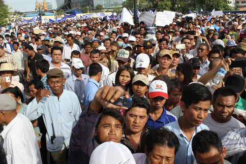 Hàng vạn người biểu tình phản đối cáo buộc trắng trợn về VN ở nhà tù Tuol Sleng Campuchia14-20130609-044037-252