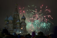 Fuegos artificiales iluminan el cielo sobre la Catedral de San Basilio durante la celebración por la llegada del año nuevo en la Plaza Roja de Moscú, en Rusia, el martes 1 de enero de 2013. (Foto AP/Ivan Sekretarev)