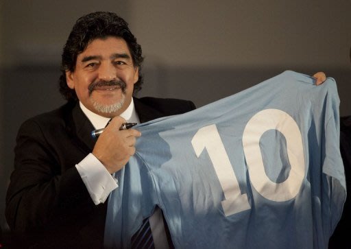 Sempre polêmico, Maradona se mete em mais uma confusão com um fotógrafo.