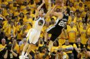 Manu Ginobili lanza a canasta ante Klay Thompson durante el partido Warriors-Spurs disputado en Oakland (EEUU).