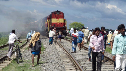  صور..أخطر حوادث القطارات في 2013  130819152157-rajya-rani-512x288-reuters-jpg_163034