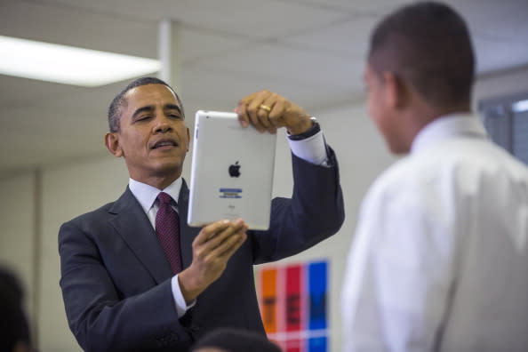 أوباما يقوم بتصوير طالب في الصف الاول الإعدادي باستخدام أي باد خلال زيارته لإحدى المدارس والفصول المجهزة بوسائل التكنولوجيا