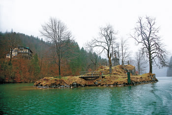 6 在登船碼頭前方的水中島聳立了一座三米高，屬於巴伐利亞王朝攝政王路易特波爾德（Luitpold）的青銅像，以紀念他當年落實推行國王湖電力航行的功績。
