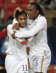Neymar comemora seu gol contra o Kashiwa Reysol com Arouca (Foto: AP)