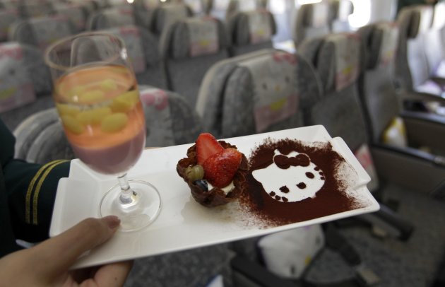 Set makanan penutup di pesawat …