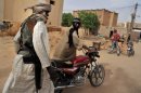 Combatientes del grupo islamista Mujao patrullando por la localidad de Gao, en el norte de Mali, el 16 de julio