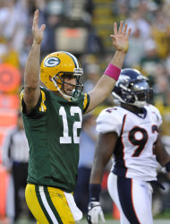 Aaron Rodgers, quarterback de los Packers de Green Bay, festeja durante el partido del domingo 2 de octubre del 2011, frente a los Broncos de Denver. El miércoles 5, Rodgers desestimó los comentarios que hizo sobre él su antecesor Brett Favre (AP Foto/Jim Prisching).