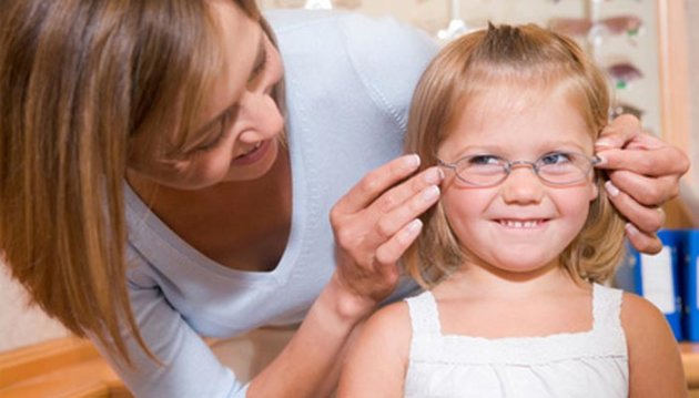 كيف تشجعين طفلك على ارتداء النظارة الطبية؟ 360577