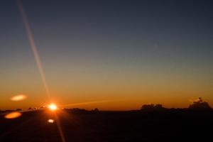 Une photo prise depuis un avion montre le soleil levant ...