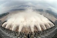 Imagen de archivo de una sección de la represa de las Tres Gargantas en Yichang, China, jul 20 2010. La última turbina de la enorme represa Tres Gargantas de China fue conectada a la red eléctrica el miércoles, lo que marcó el término de un controvertido proyecto hidroeléctrico que costó al país más de 50.000 millones de dólares y relocalizó al menos a 1,3 millones de personas. REUTERS/Stringer IMAGEN SOLO PARA USO EDITORIAL